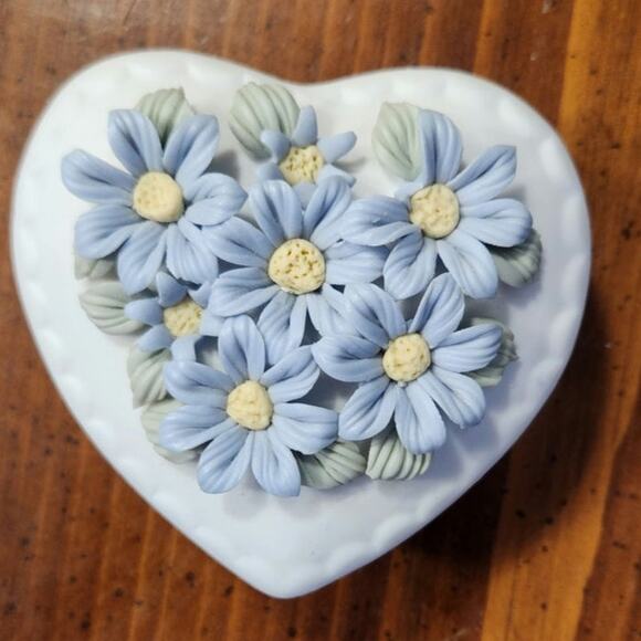Vintage Blue Violet Heart Shaped Trinket Box Approx 3.5" x 2.5" - Picture 1 of 5
